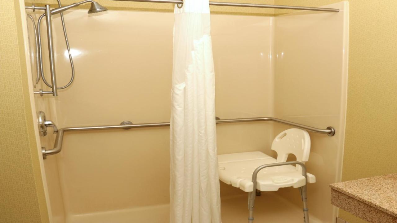 Queen Room - Mobility Access Roll in Shower/Non-Smoking at Holiday Inn Express Hotel & Suites Saginaw by IHG