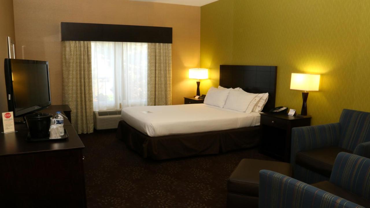 Queen Room - Mobility Access Roll in Shower/Non-Smoking at Holiday Inn Express Hotel & Suites Saginaw by IHG