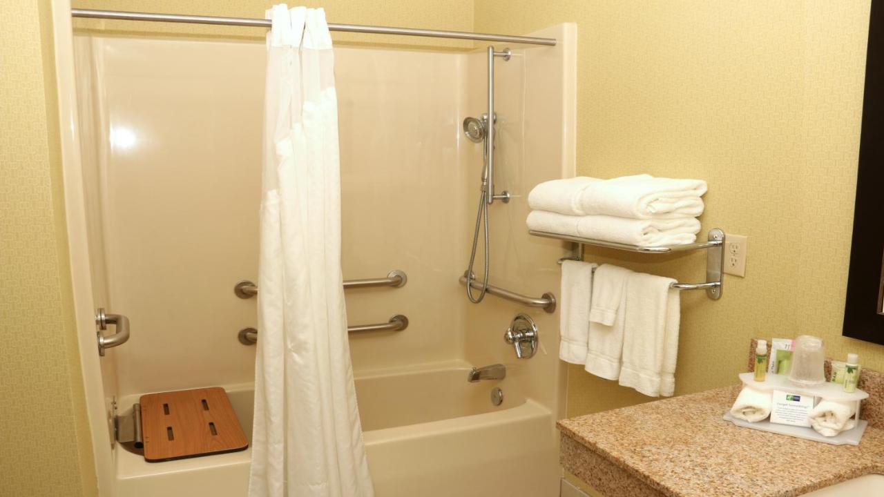 Queen Room - Mobility Access Roll in Shower/Non-Smoking at Holiday Inn Express Hotel & Suites Saginaw by IHG