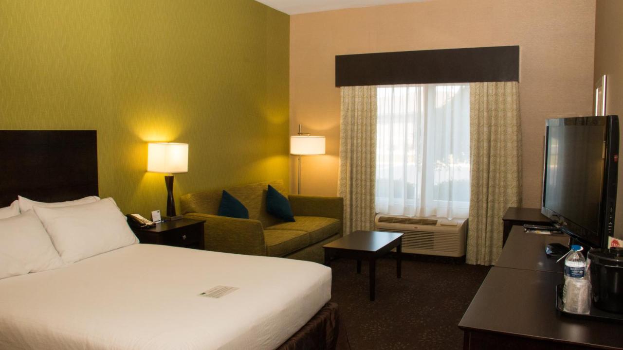 Feature Room - Non-Smoking at Holiday Inn Express Hotel & Suites Saginaw by IHG