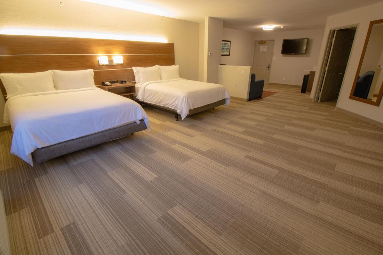 Suite with Mobility Accessible Tub - Non-Smoking at Holiday Inn Express and Suites Manassas by IHG