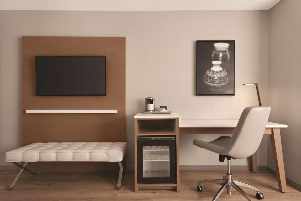 Business King Room - Accessible/Non-Smoking at Ramada by Wyndham West Sacramento Hotel and Suites