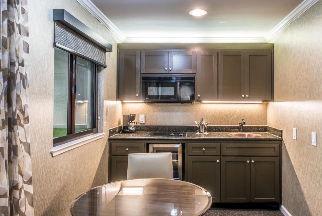 Deluxe Suite at Creekside Inn