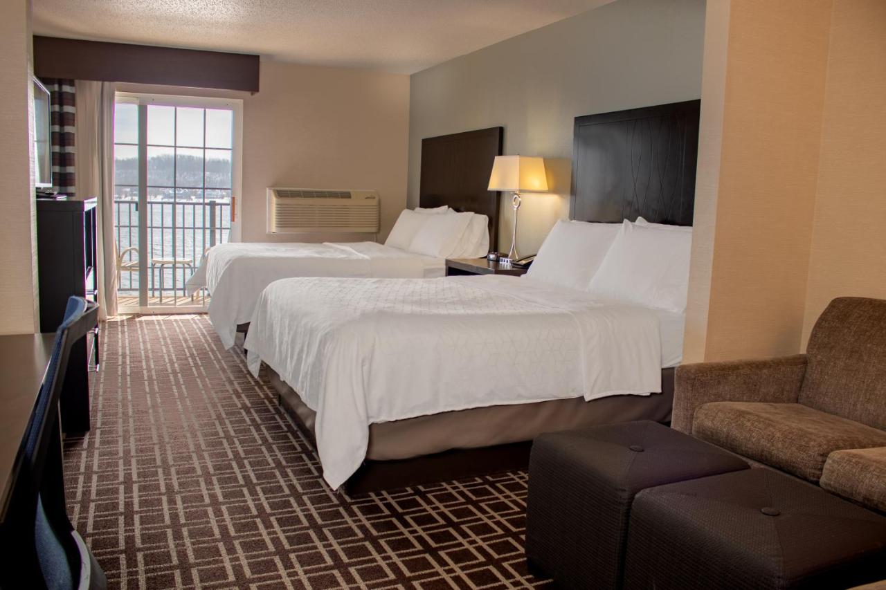  | Holiday Inn Express Le Claire Riverfront-Davenport