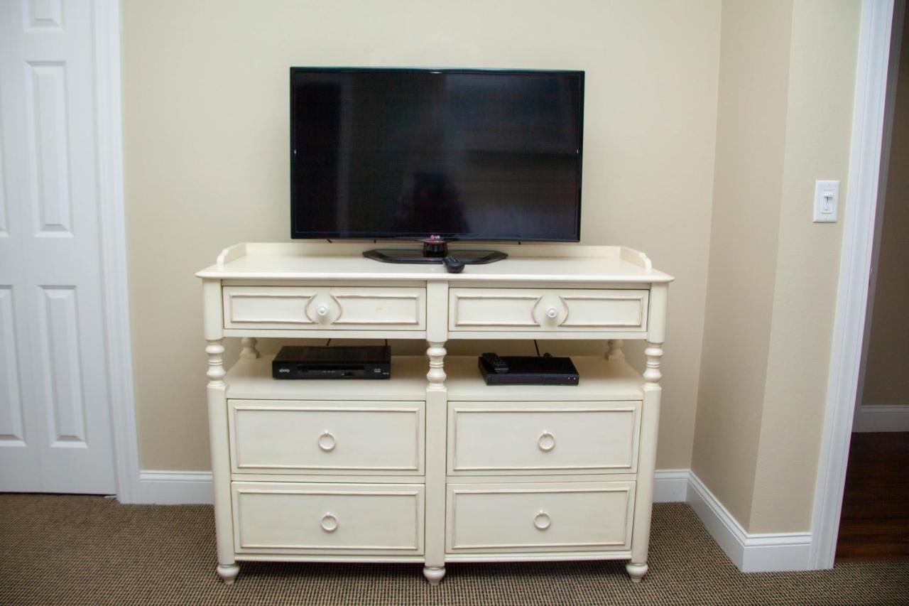 Deluxe Queen Suite at InnSeason Resorts HarborWalk