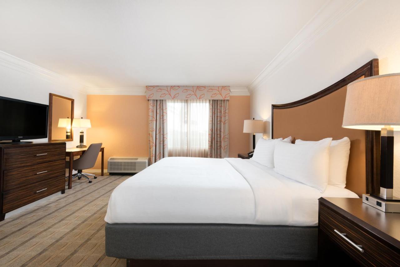 King Room at Holiday Inn Fort Lauderdale Airport by IHG