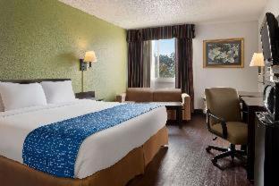 Room #450512647 at Travelodge by Wyndham Zanesville