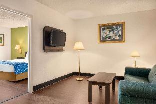 Room #450512644 at Travelodge by Wyndham Zanesville
