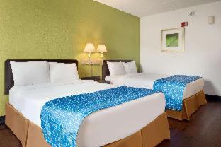 Room #450512649 at Travelodge by Wyndham Zanesville