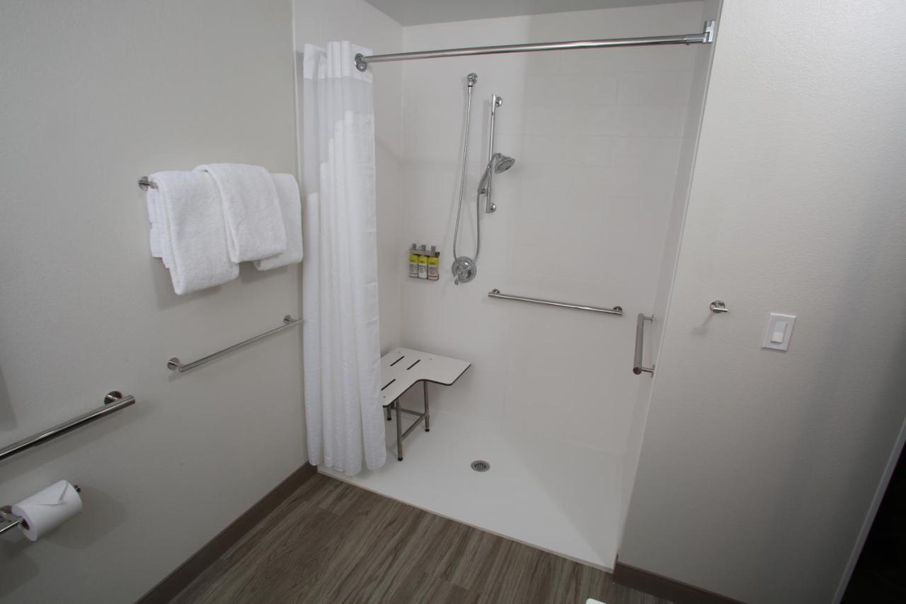Suite - Mobility Access Roll in Shower/Non-Smoking at Holiday Inn Express McCook by IHG