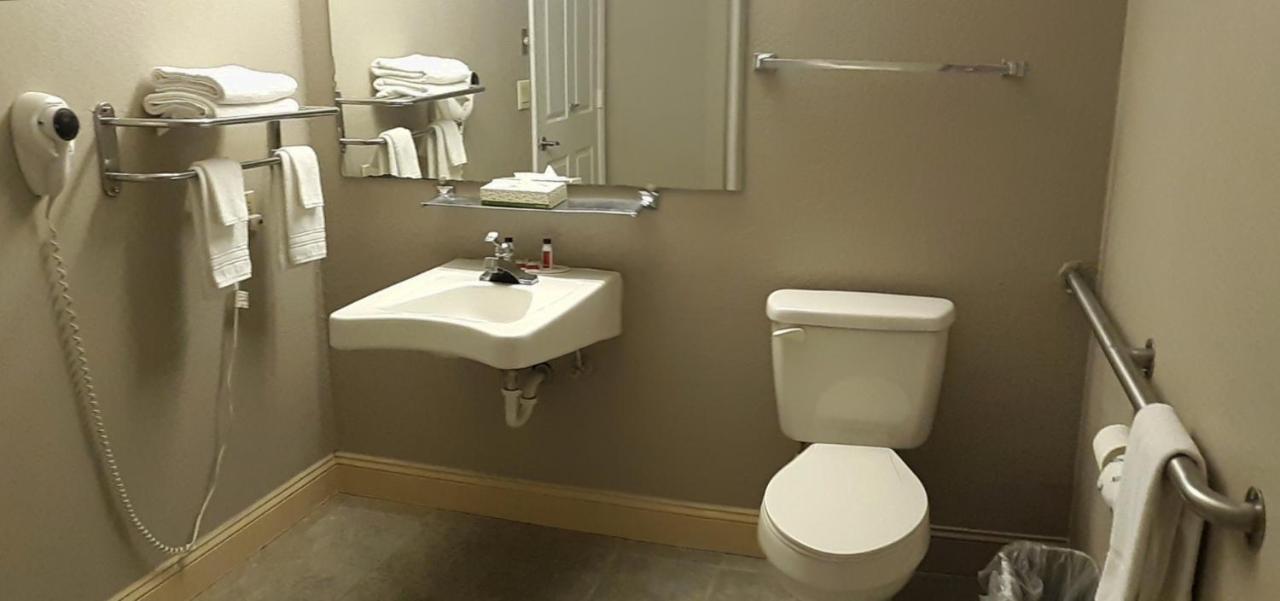 King Room - Mobility Access/Non-Smoking at Super 8 by Wyndham Fort Chiswell/Wytheville Area