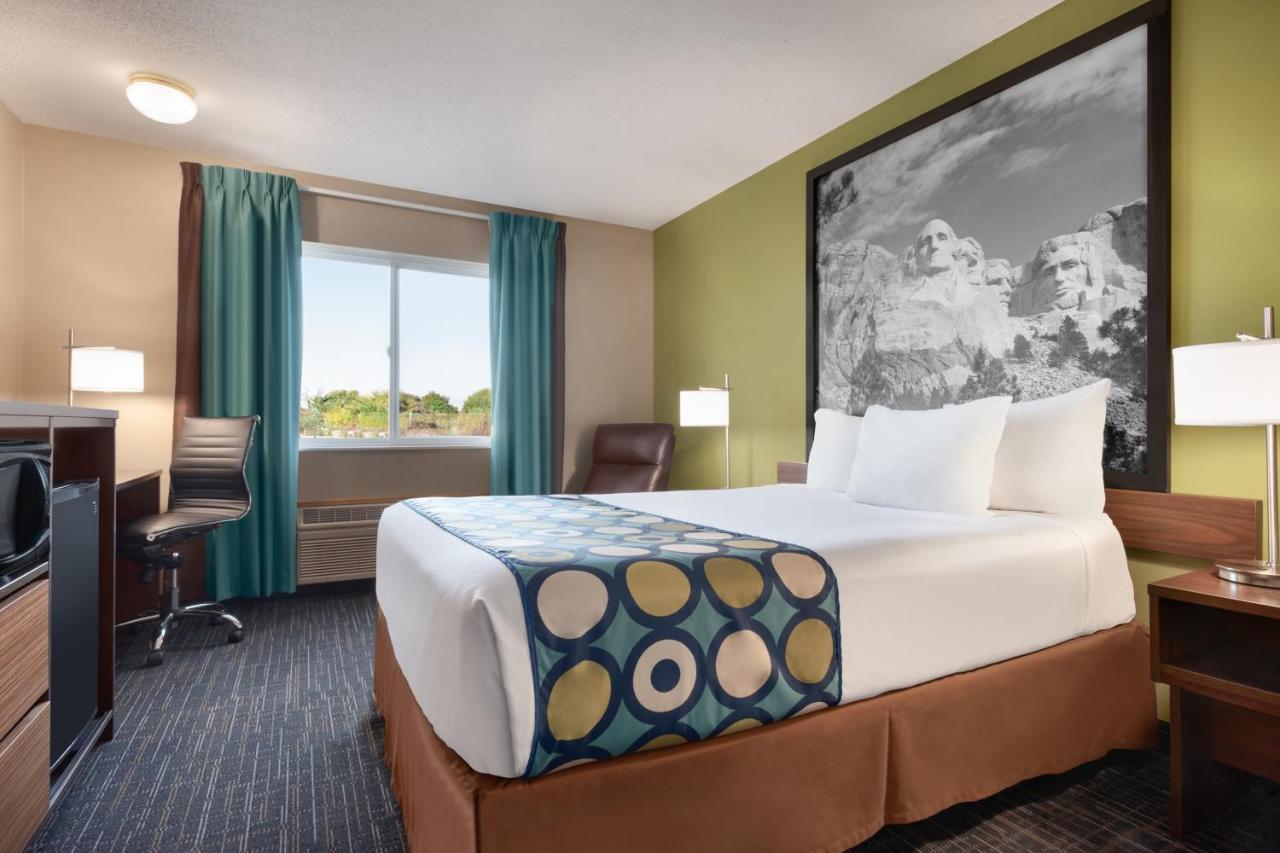 Queen Room - Mobility Access/Non-Smoking at Super 8 by Wyndham Sioux Falls
