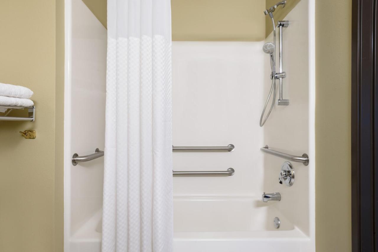 Queen Room - Mobility Access/Non-Smoking at Super 8 by Wyndham Sioux Falls