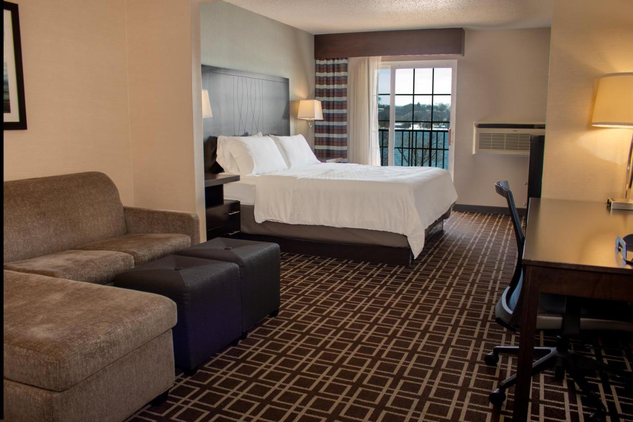 Deluxe King Room - Hearing Accessible at Holiday Inn Express Le Claire Riverfront-Davenport by IHG