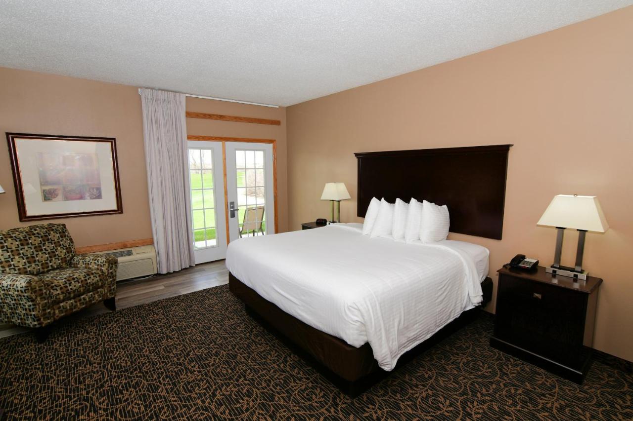 King Standard Suite at Cobblestone Inn & Suites - Denison Majestic Hills