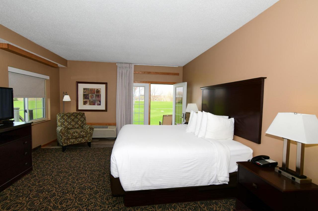 King Standard Suite at Cobblestone Inn & Suites - Denison Majestic Hills