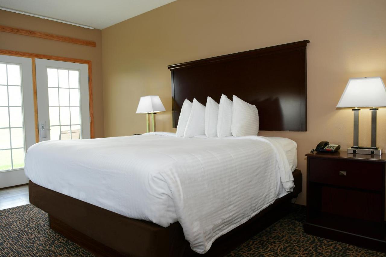 King Standard Suite at Cobblestone Inn & Suites - Denison Majestic Hills