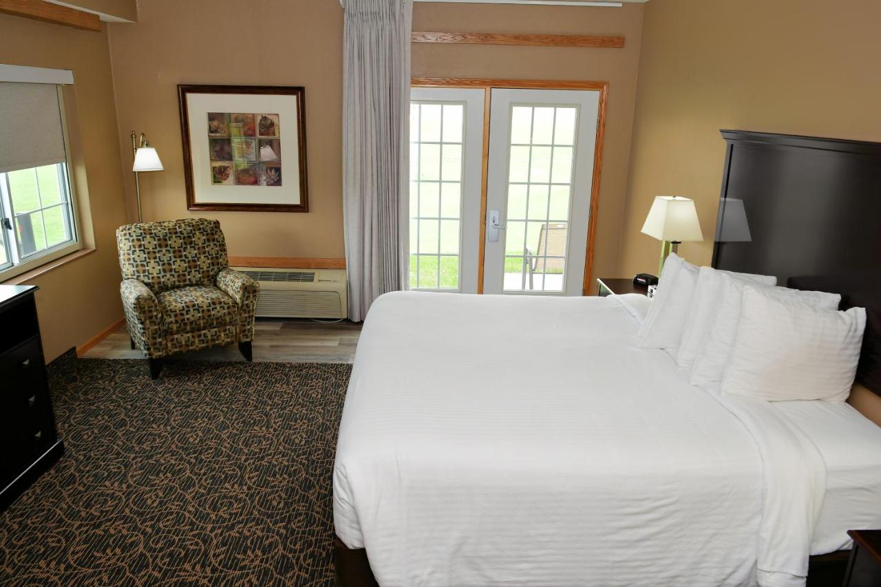 King Standard Suite at Cobblestone Inn & Suites - Denison Majestic Hills
