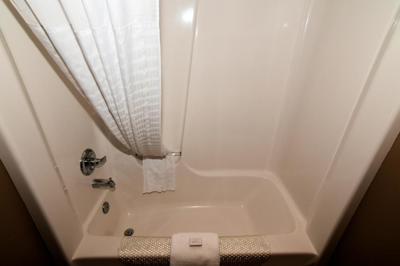 King Standard Suite at Cobblestone Inn & Suites - Denison Majestic Hills