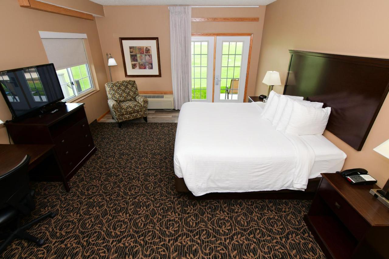 King Standard Suite at Cobblestone Inn & Suites - Denison Majestic Hills