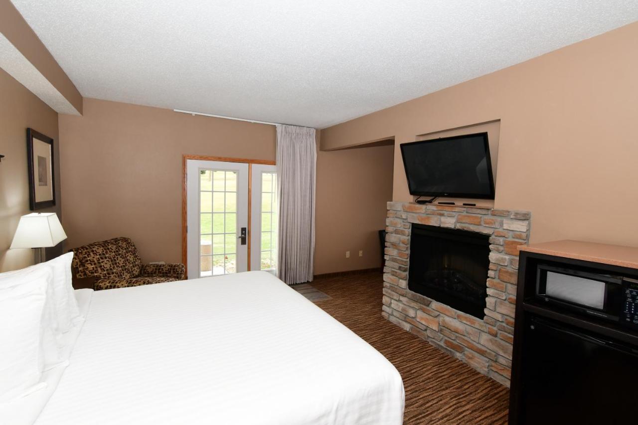 King Suite with Spa Bath at Cobblestone Inn & Suites - Denison Majestic Hills