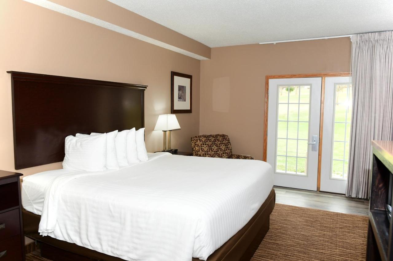 King Suite with Spa Bath at Cobblestone Inn & Suites - Denison Majestic Hills