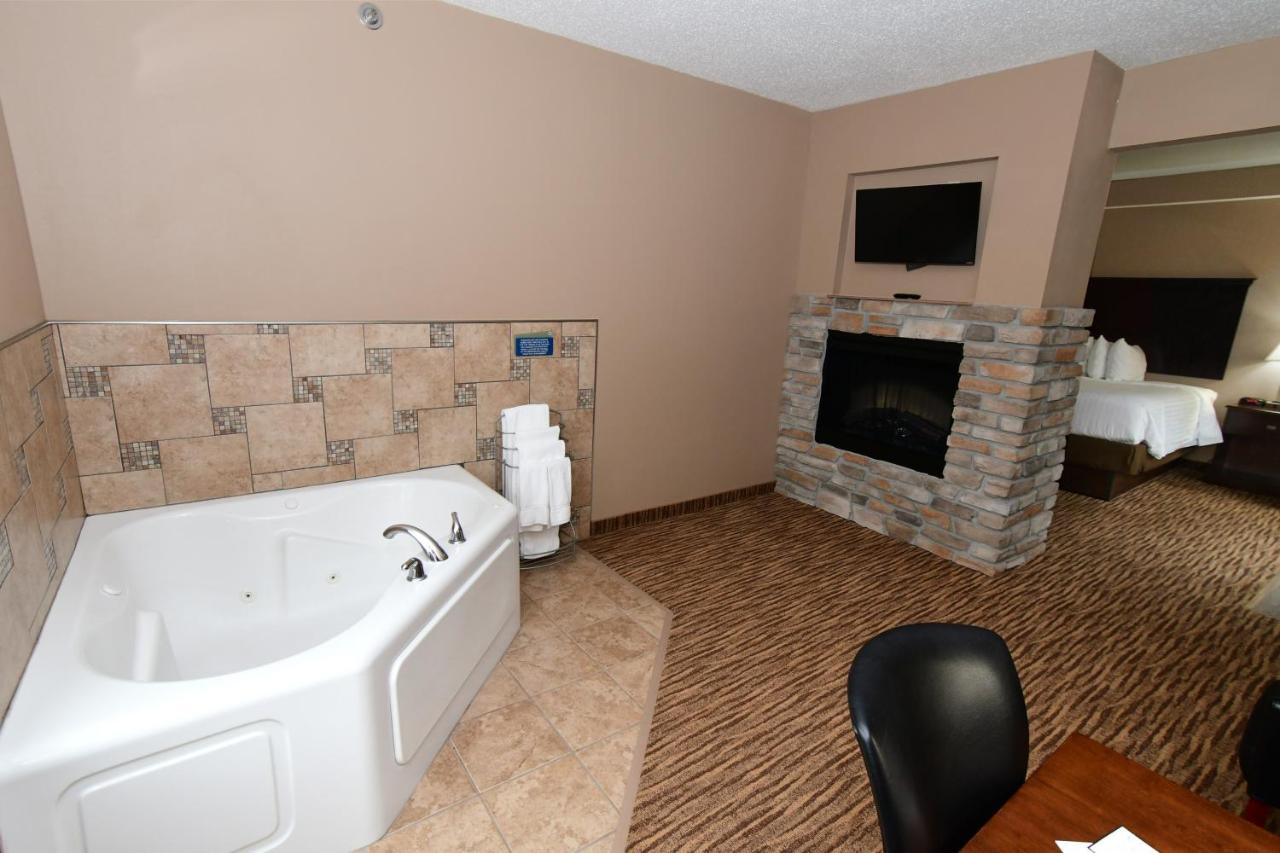 King Suite with Spa Bath at Cobblestone Inn & Suites - Denison Majestic Hills