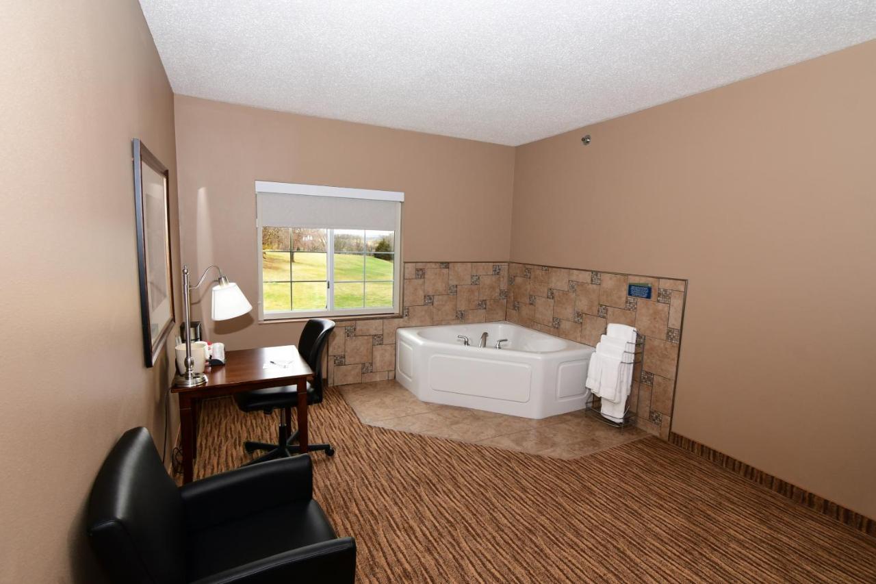 King Suite with Spa Bath at Cobblestone Inn & Suites - Denison Majestic Hills