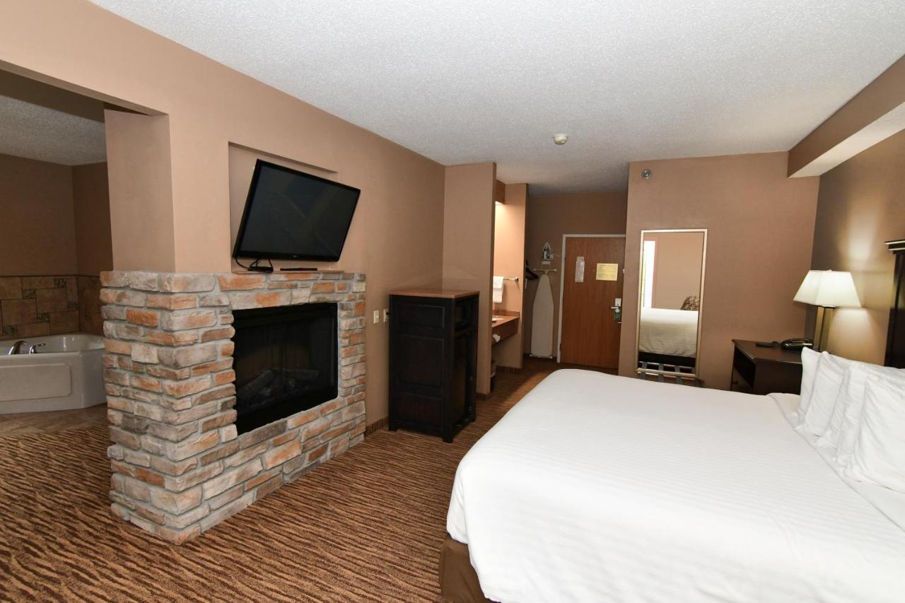 King Suite with Spa Bath at Cobblestone Inn & Suites - Denison Majestic Hills