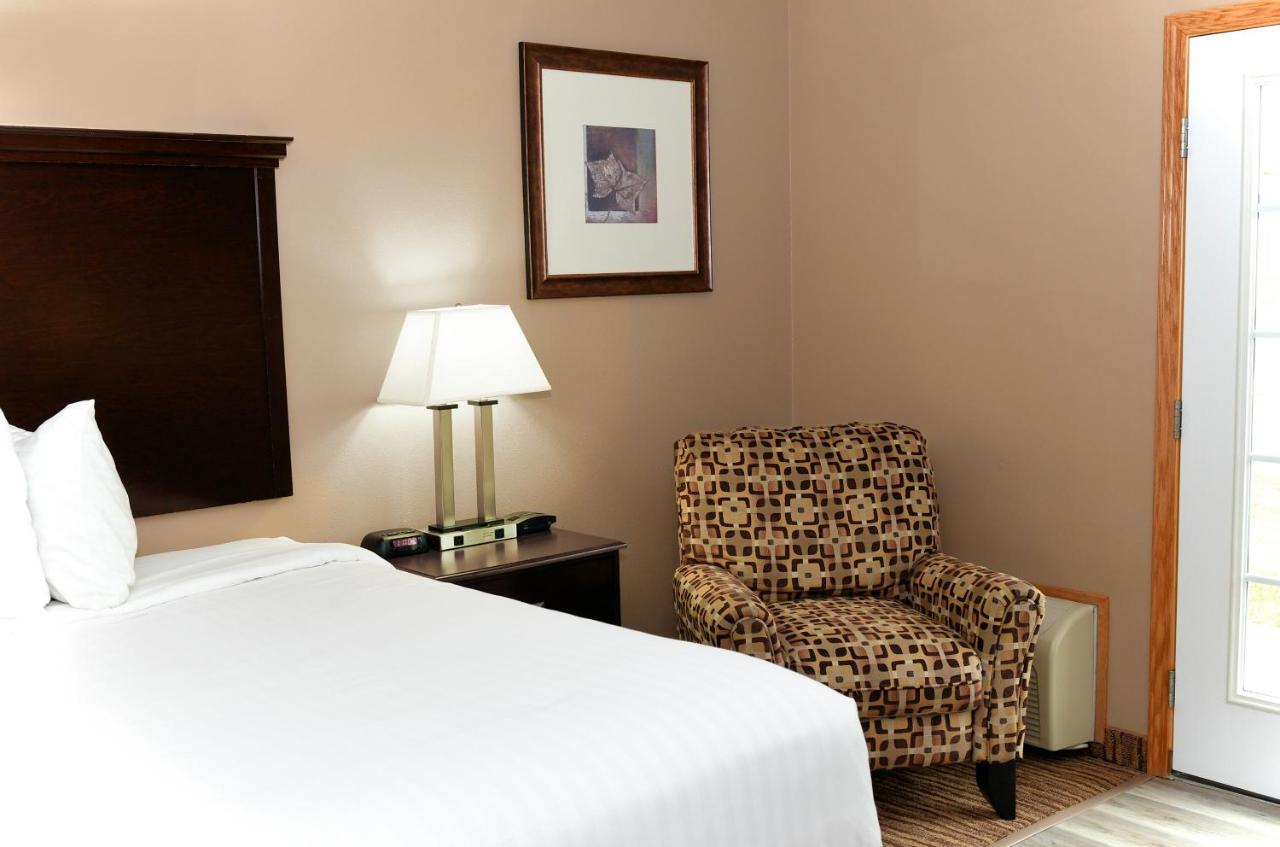 King Suite with Spa Bath at Cobblestone Inn & Suites - Denison Majestic Hills