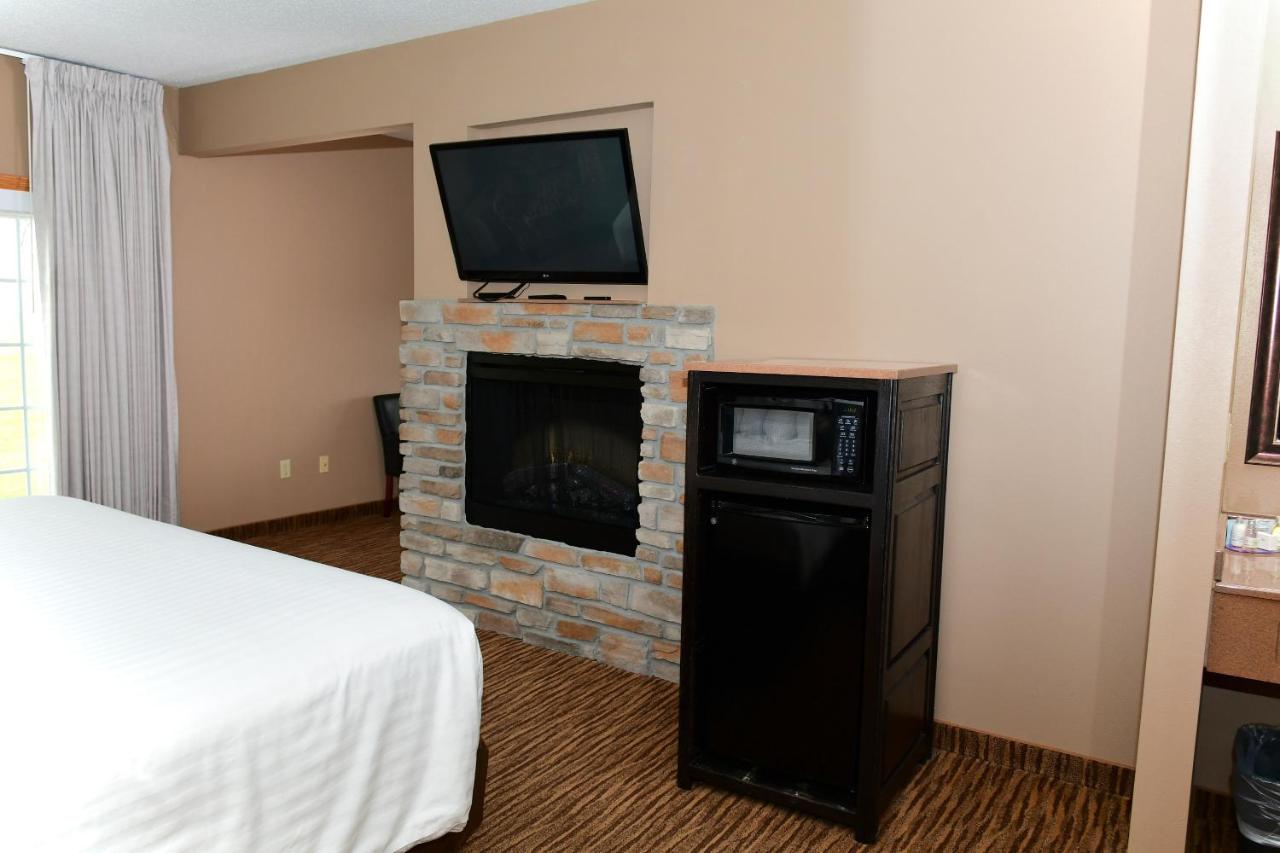 King Suite with Spa Bath at Cobblestone Inn & Suites - Denison Majestic Hills