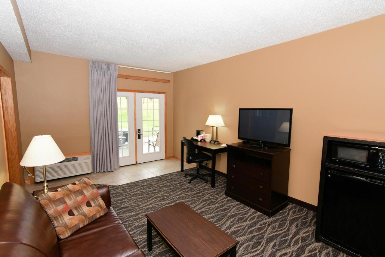 Family Two-Bedroom Suite at Cobblestone Inn & Suites - Denison Majestic Hills