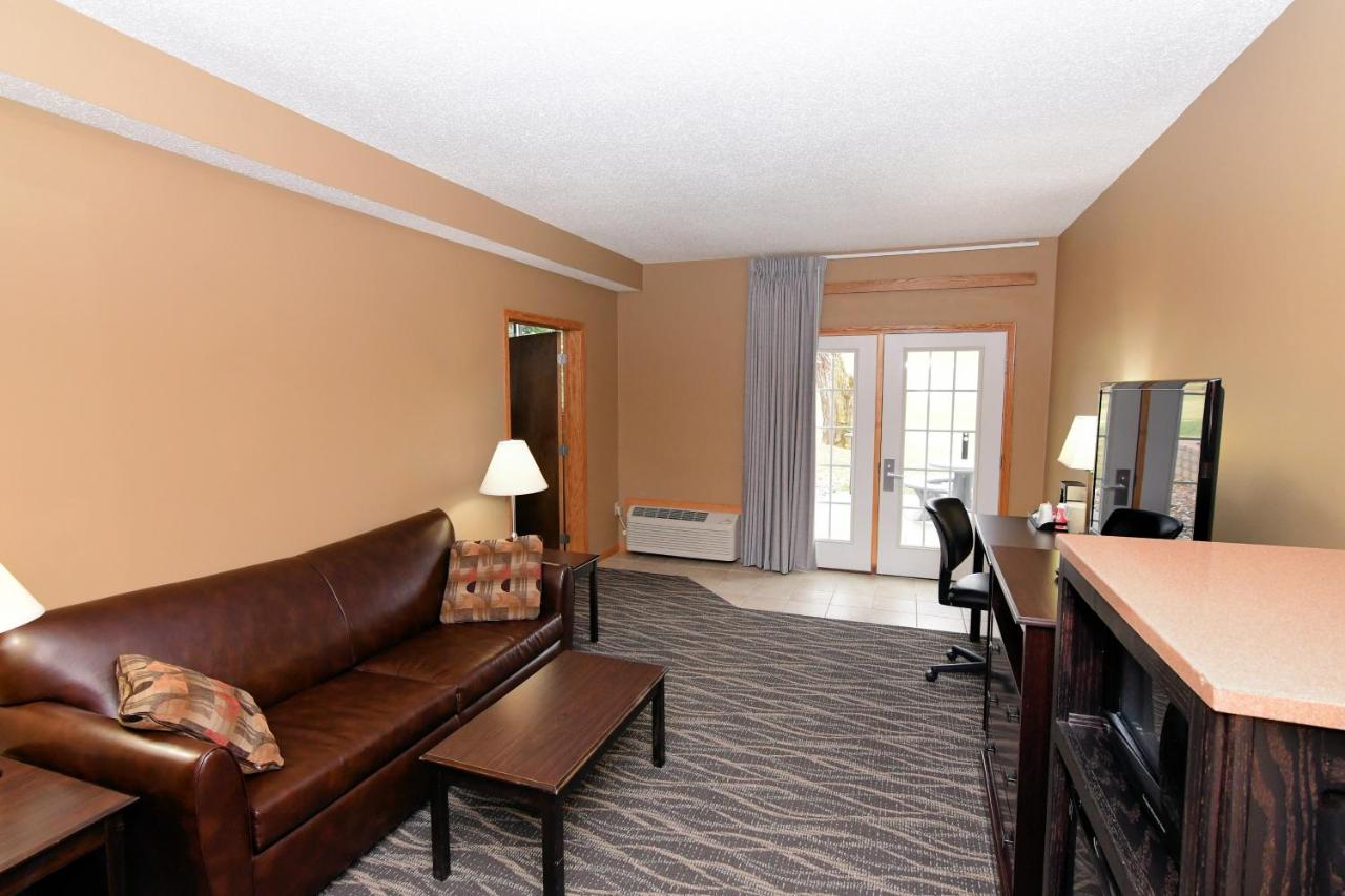 Family Two-Bedroom Suite at Cobblestone Inn & Suites - Denison Majestic Hills