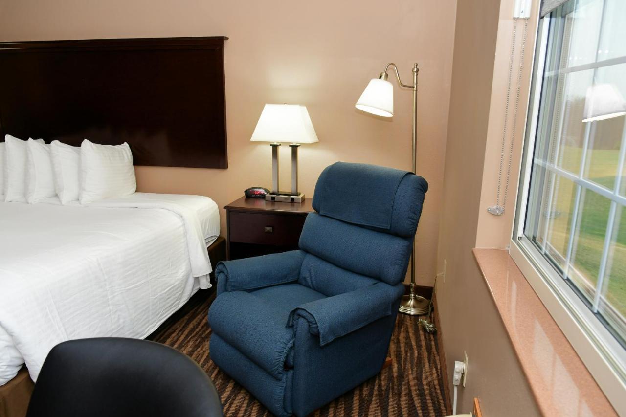King Room - Disability Access with Bath Tub at Cobblestone Inn & Suites - Denison Majestic Hills