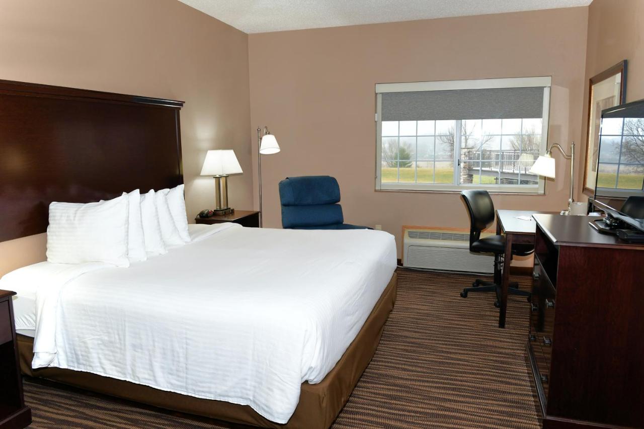 King Room - Disability Access with Bath Tub at Cobblestone Inn & Suites - Denison Majestic Hills