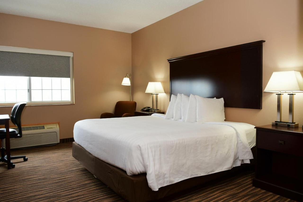 King Room with Roll-In Shower - Disability Access at Cobblestone Inn & Suites - Denison Majestic Hills