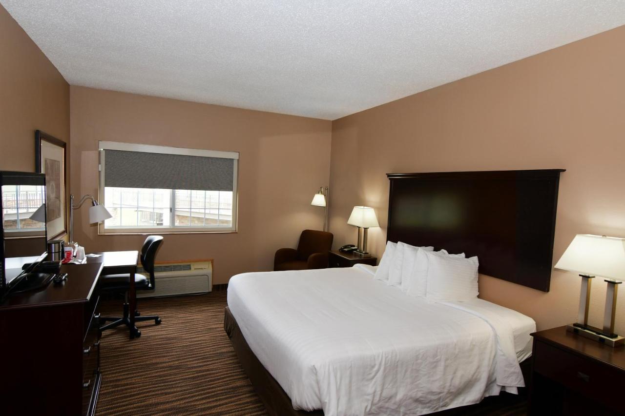King Room with Roll-In Shower - Disability Access at Cobblestone Inn & Suites - Denison Majestic Hills