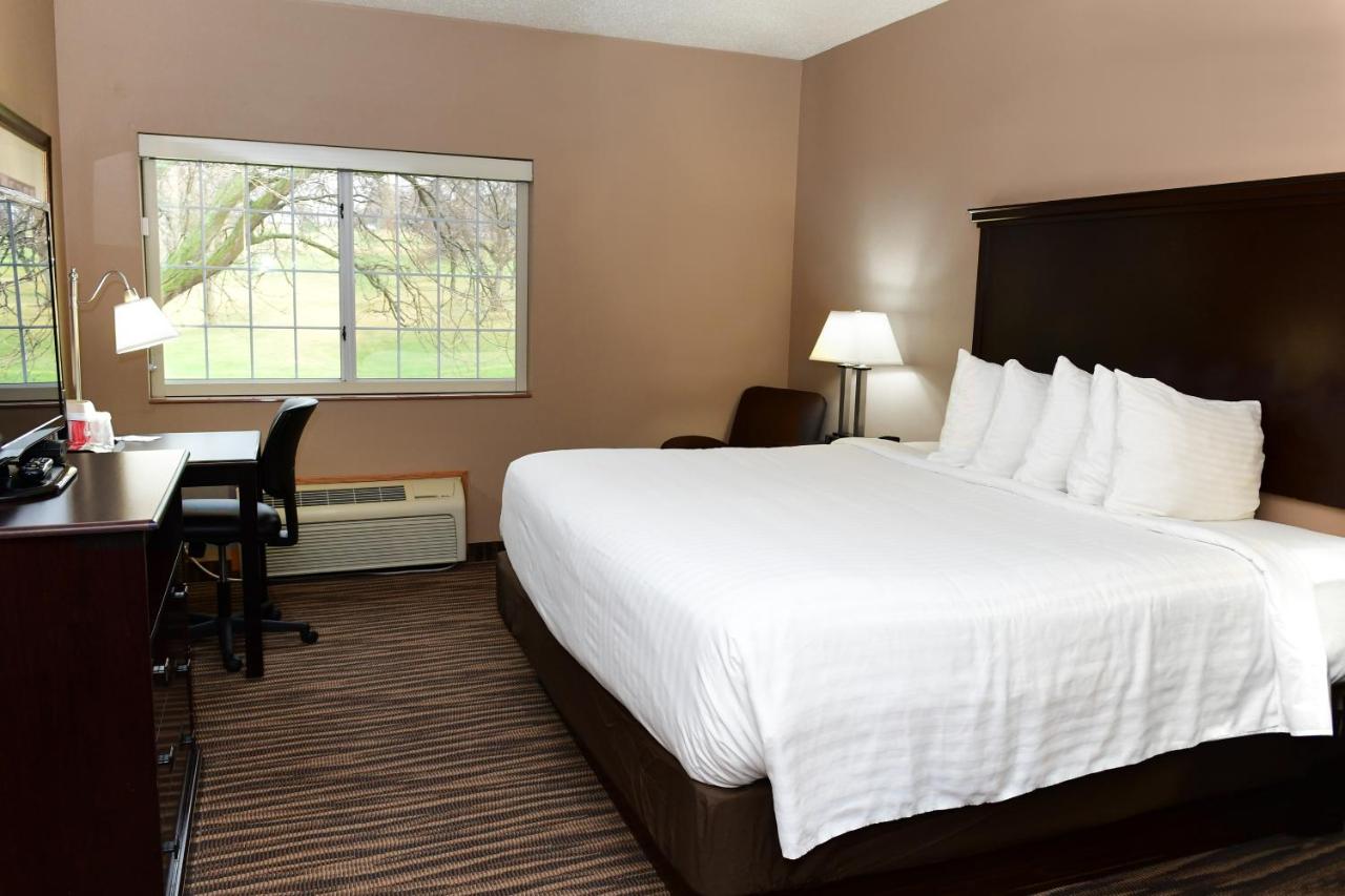 Standard King Room at Cobblestone Inn & Suites - Denison Majestic Hills