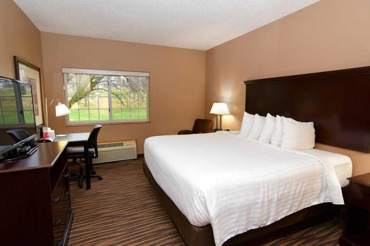 Standard King Room at Cobblestone Inn & Suites - Denison Majestic Hills