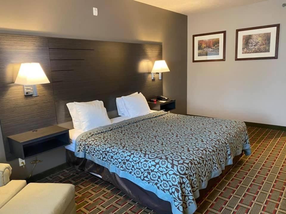 King Room - Non-Smoking at Days Inn by Wyndham Pentwater