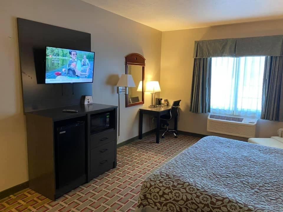 King Room - Non-Smoking at Days Inn by Wyndham Pentwater