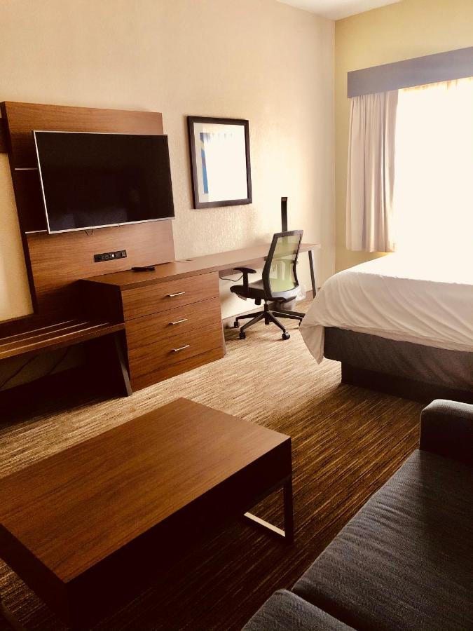 King Suite - Non-Smoking at Holiday Inn Express & Suites Cedar Falls - Waterloo by IHG