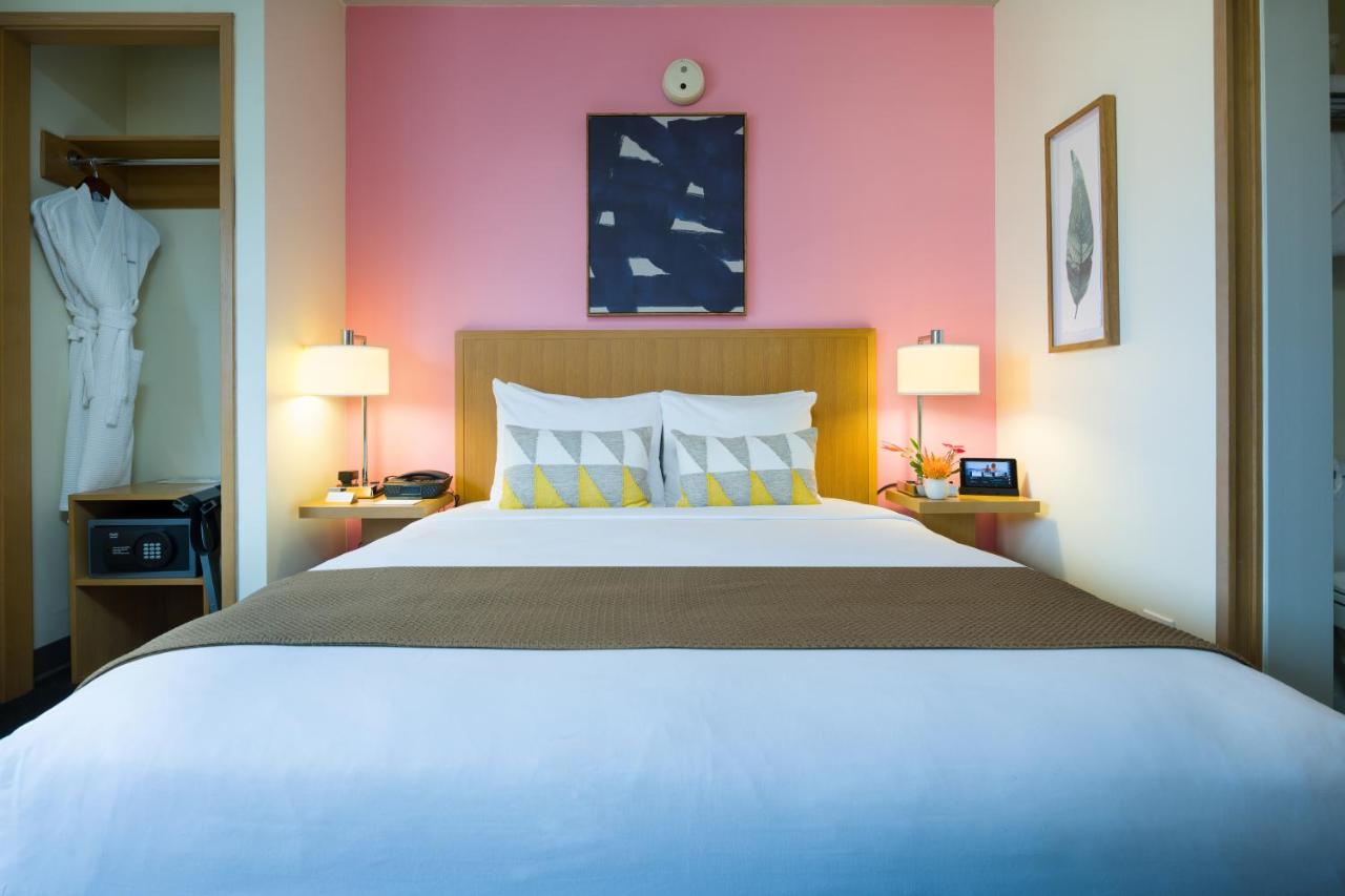 Queen Room with Sea View at Vive Hotel Waikiki