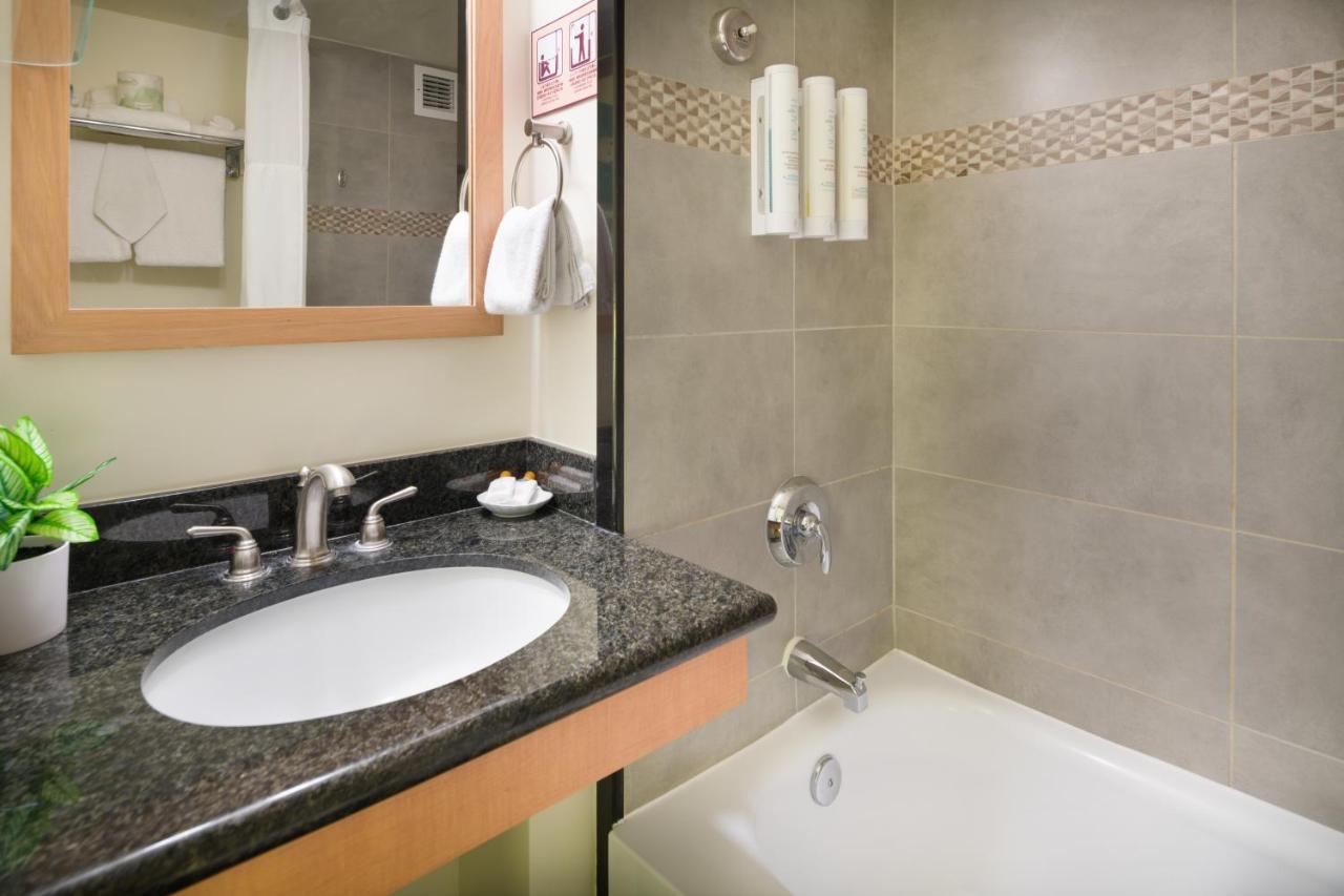 Queen Room with Sea View at Vive Hotel Waikiki
