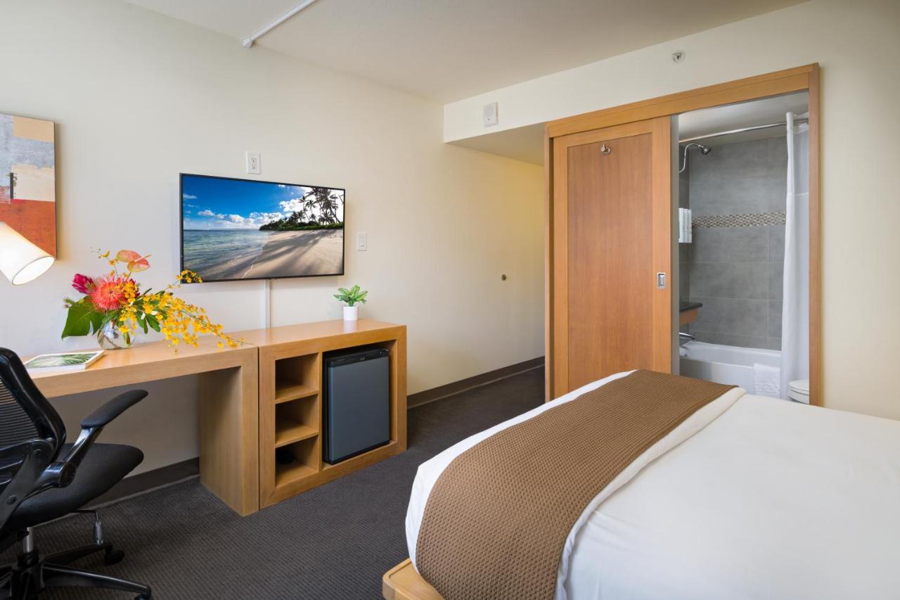 Queen Room with Sea View at Vive Hotel Waikiki