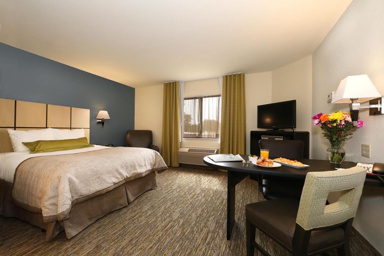 Queen Studio at Candlewood Suites East Lansing by IHG