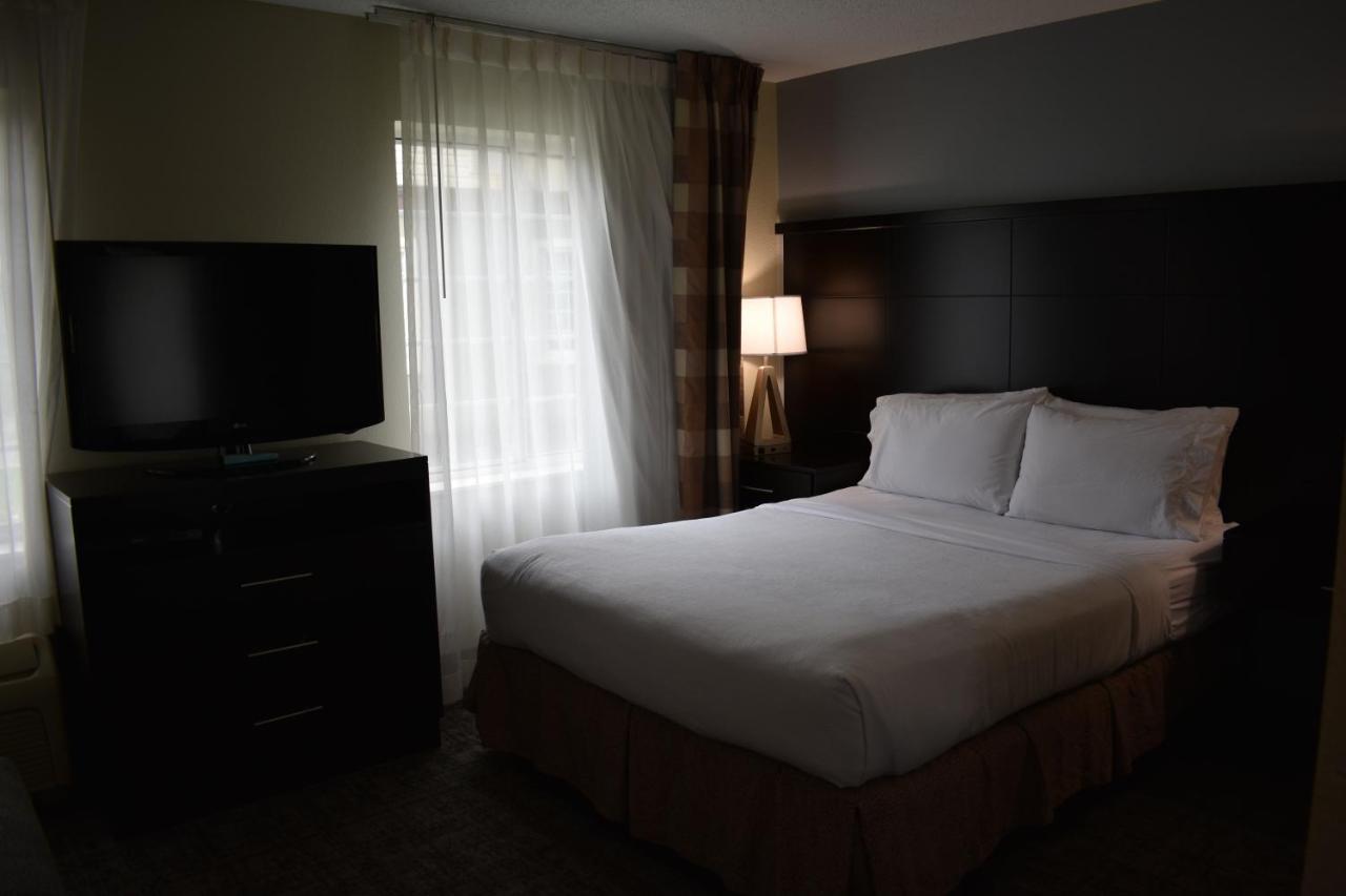 Queen Studio at Staybridge Suites Cranbury by IHG