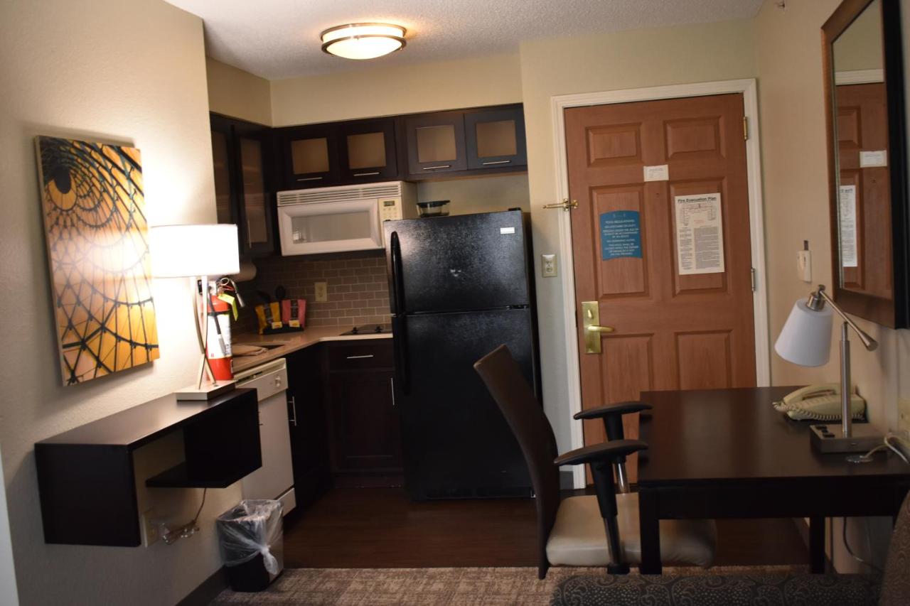 Queen Studio at Staybridge Suites Cranbury by IHG