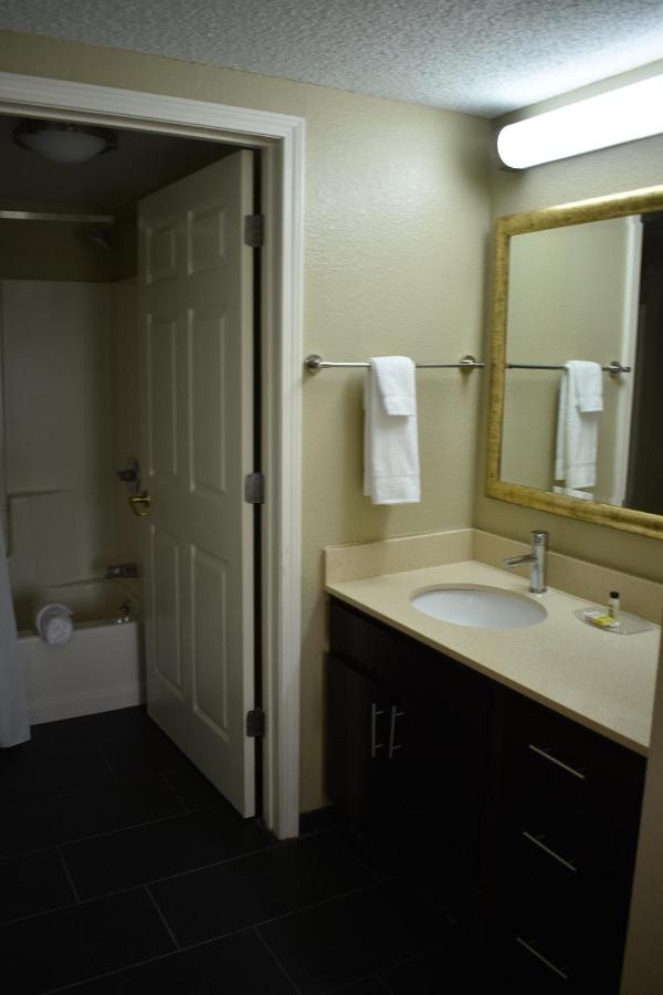 Queen Studio at Staybridge Suites Cranbury by IHG