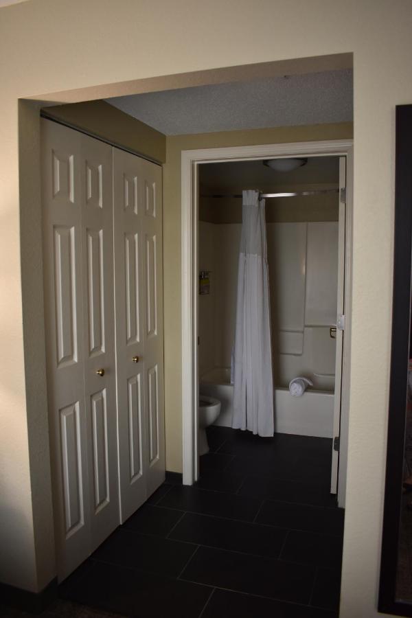 Queen Studio at Staybridge Suites Cranbury by IHG